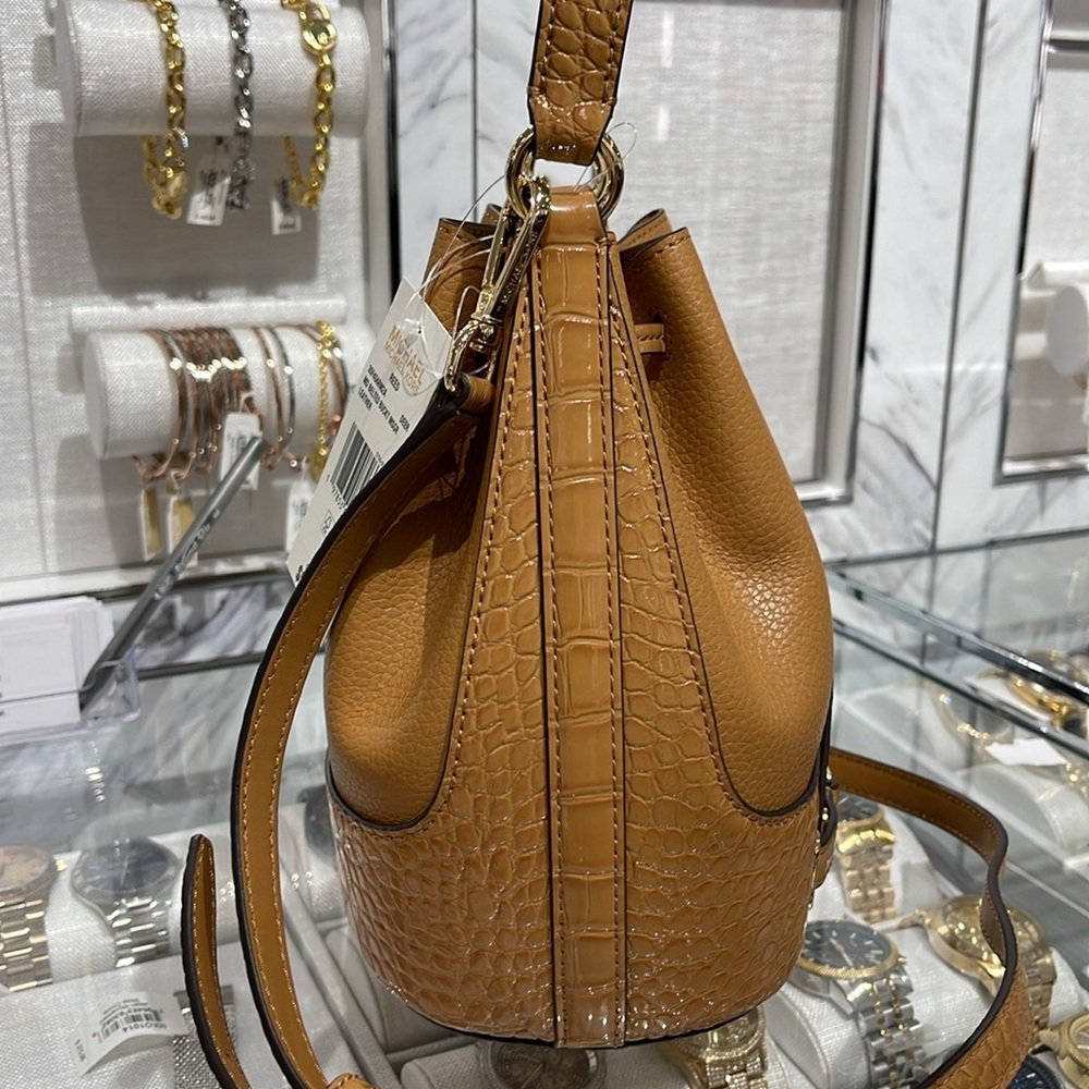 MICHAEL KORS Reed Medium Pebbled Leather Belted Bucket Messenger Satchel Crossb - Picture 3 of 16